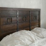 sängynpääty-puinen-rustiikkinen-koristeveistos