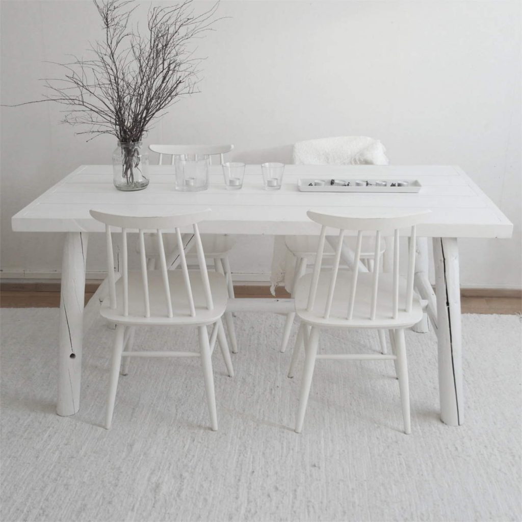 ruokapöytä-maalaisromanttinen-valkoinen-puinen